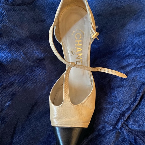 Chanel pointed toe lamb skin tan and dark brown 3 1/2 inch heel - Picture 8 of 12